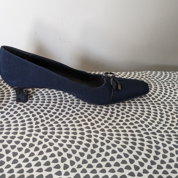Stuart Weitzman kitten heels navy size 7.5 very narrow - Picture 4 of 4